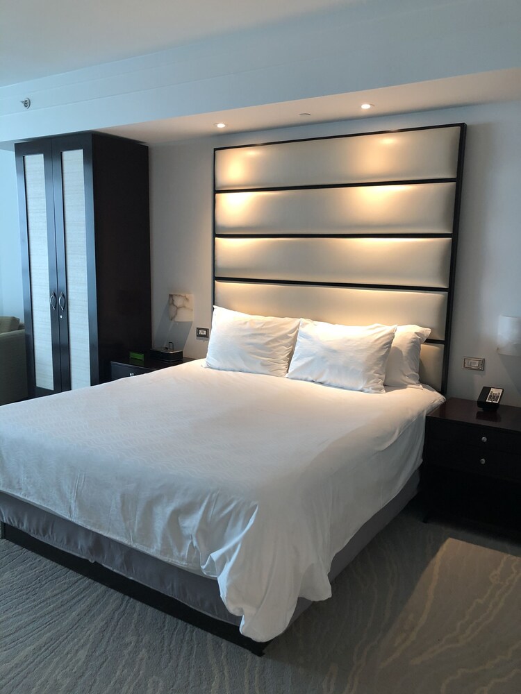 RENOVATED Up to 30% OFF Beautiful Suite w/Balcony @ Fontainebleau 