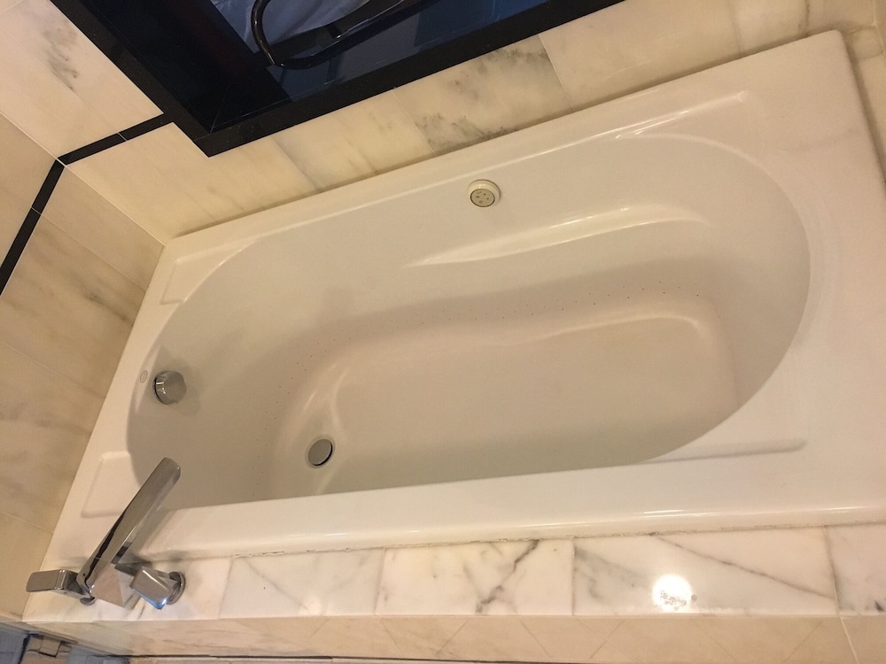 RENOVATED Up to 30% OFF Beautiful Suite w/Balcony @ Fontainebleau 