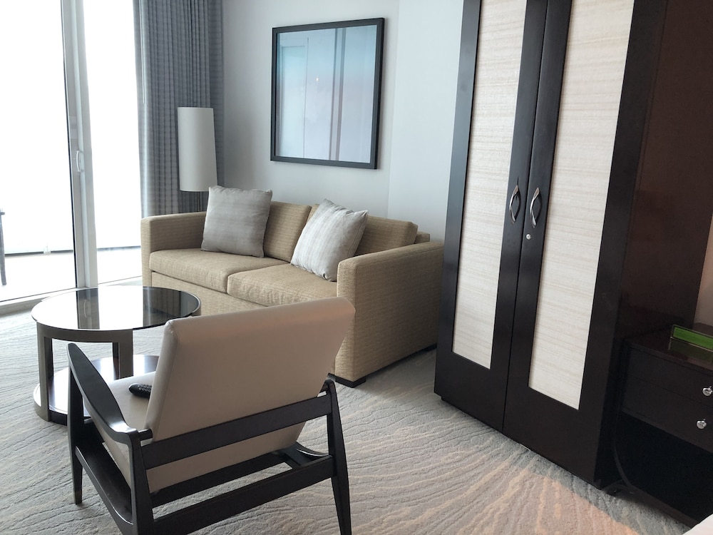 RENOVATED Up to 30% OFF Beautiful Suite w/Balcony @ Fontainebleau 