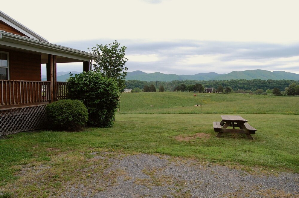 Luxury Cabin @ River's Bend Ranch; river access & trail rides available on site.