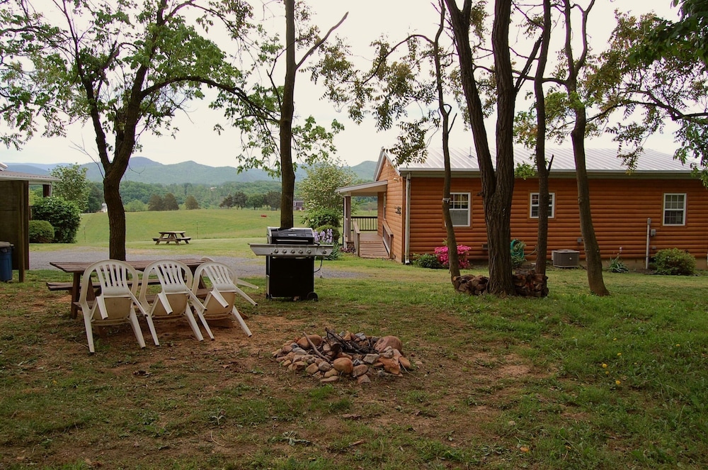 Luxury Cabin @ River's Bend Ranch; river access & trail rides available on site.