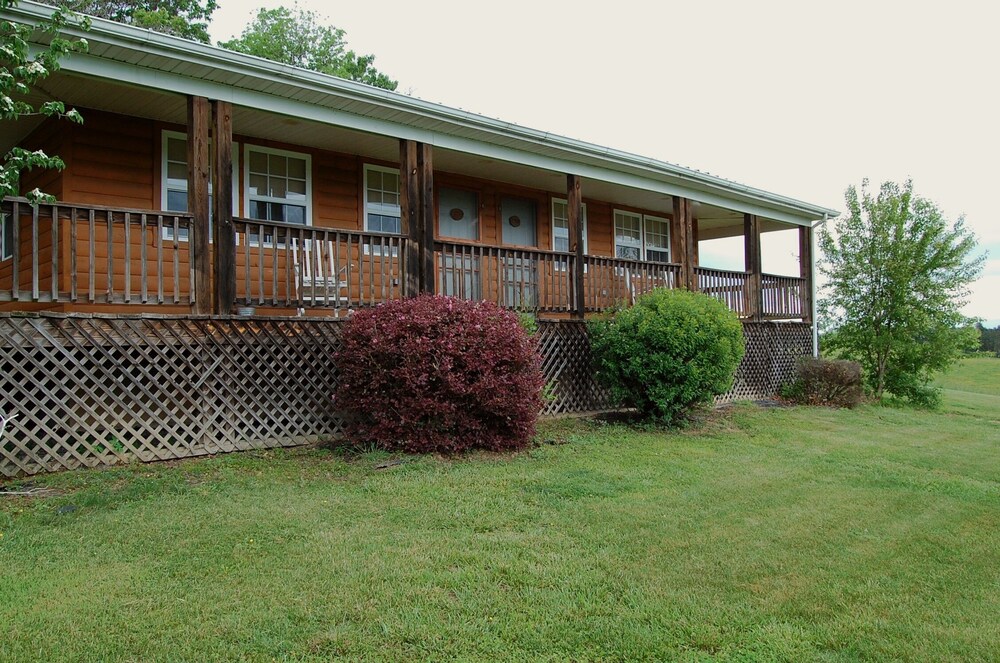 Luxury Cabin @ River's Bend Ranch; river access & trail rides available on site.