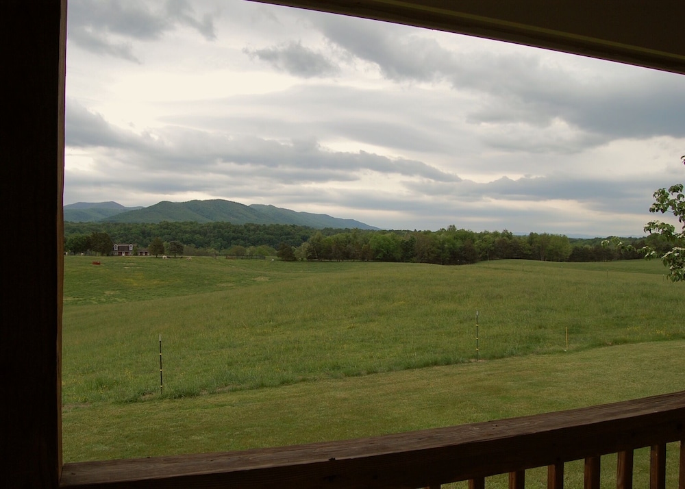 Luxury Cabin @ River's Bend Ranch; river access & trail rides available on site.