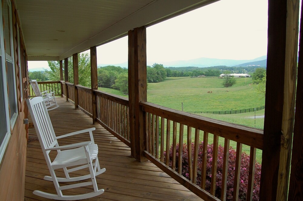 Luxury Cabin @ River's Bend Ranch; river access & trail rides available on site.