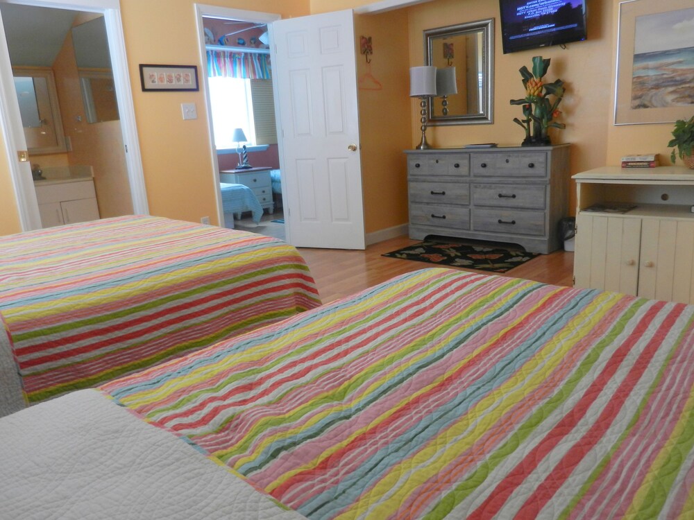 Oceanfront Complex, 75 Steps to beach,  WATER PARK, free wifi, 4/3