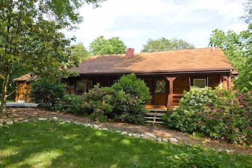 Beautiful Amish furnished log house on a quiet cul de sac in Harrisonburg, United States