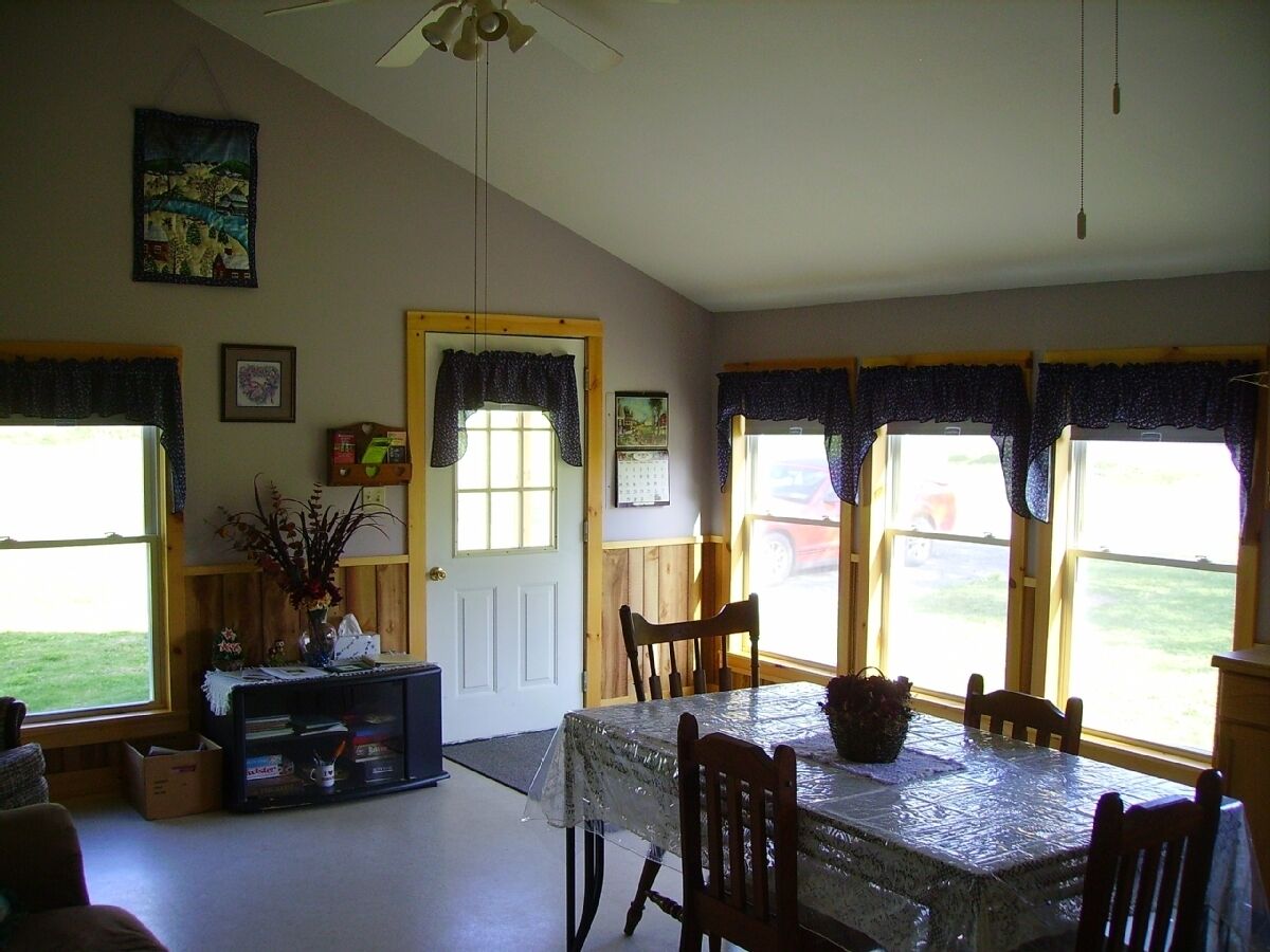 Cozy, rustic cabin with beautiful views, privacy and 1 mile from Keuka Lake in Dundee, United States