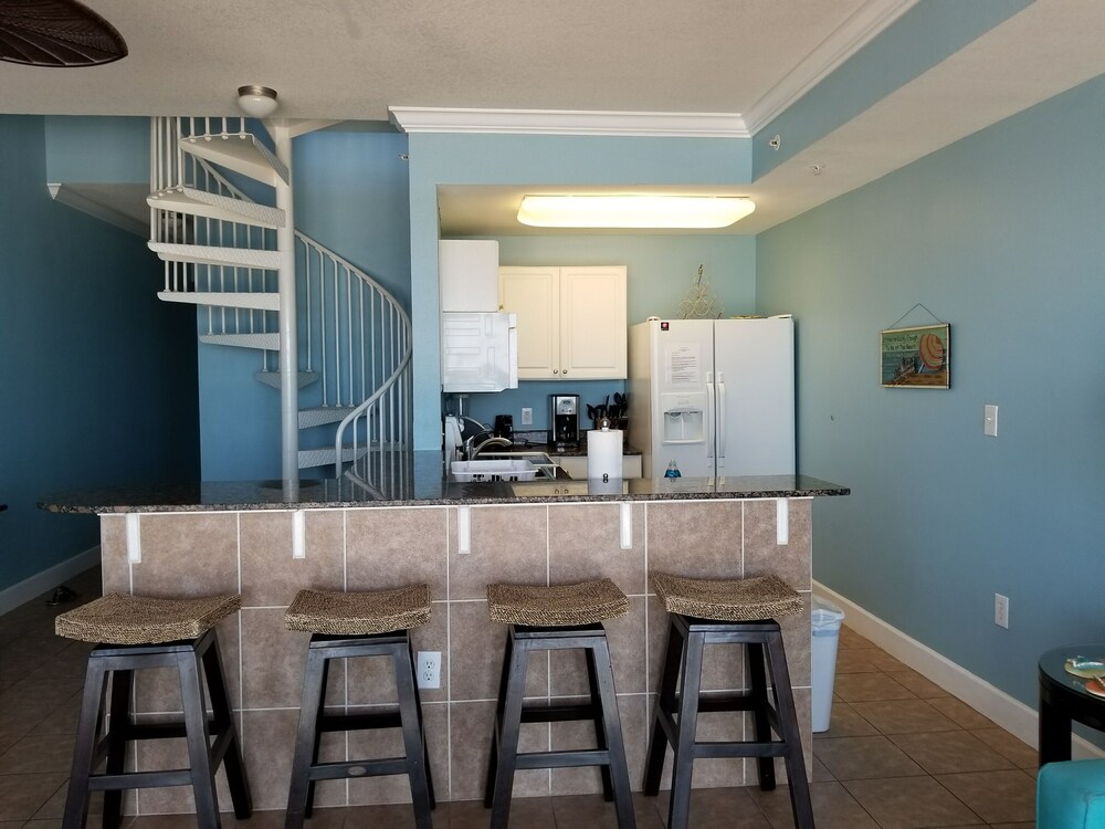 FIRST Floor BEACHFRONT 2 BDR/2BA Tidewater Condo, Max 6, Families Only