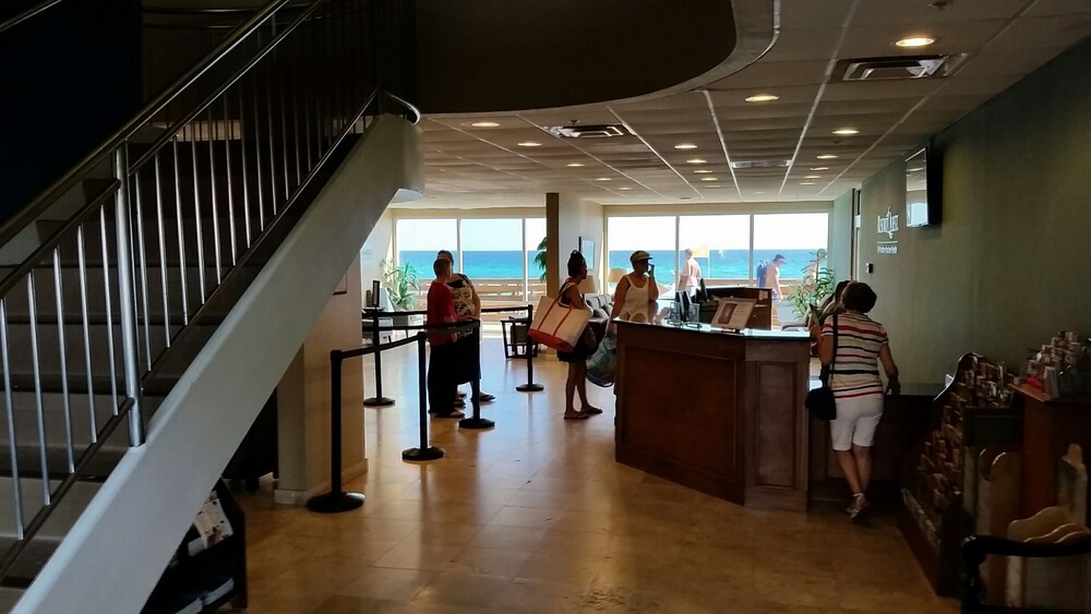 FIRST Floor BEACHFRONT 2 BDR/2BA Tidewater Condo, Max 6, Families Only