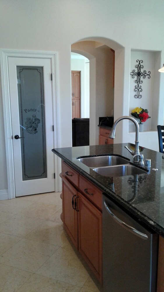 Custom Home fully equipped kitchen / BBQ / Patio / Wifi and much more. 