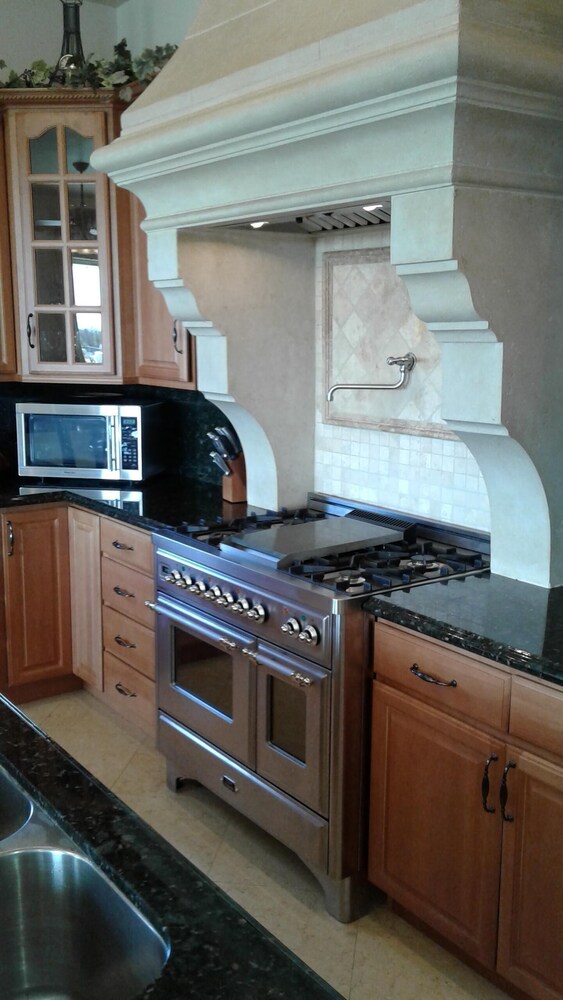 Custom Home fully equipped kitchen / BBQ / Patio / Wifi and much more. 