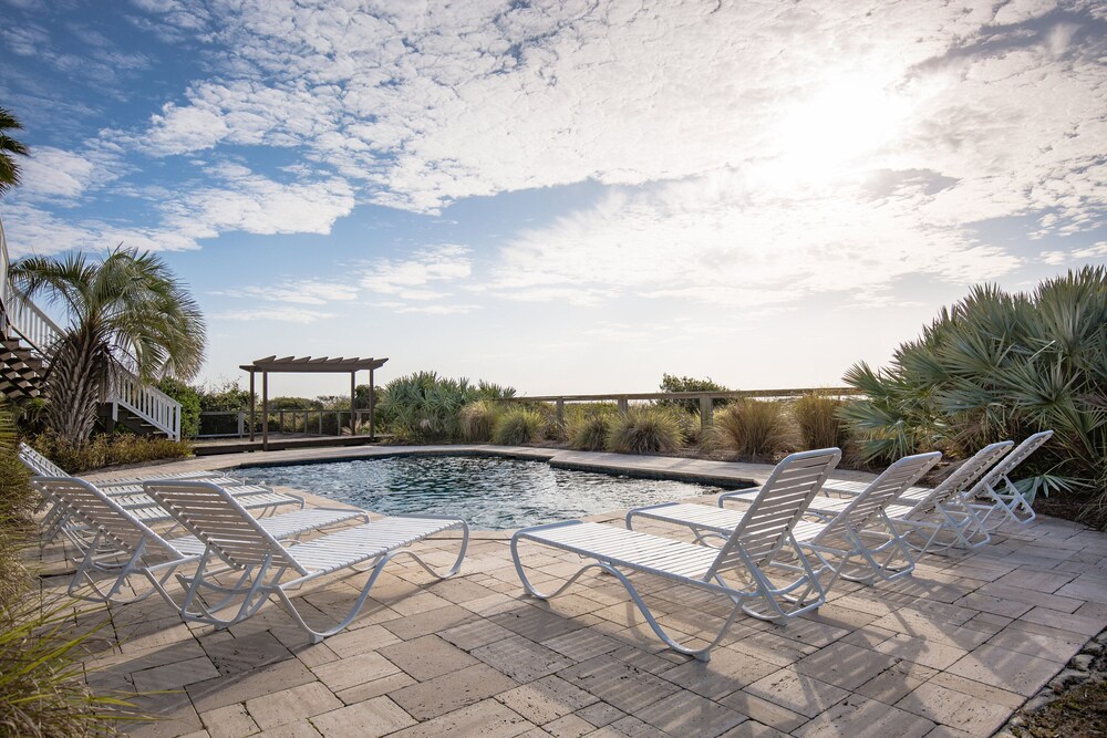 Oceanfront with Panoramic Views! Pool! May and Summer Availability! Isle of Palms Vrbo
