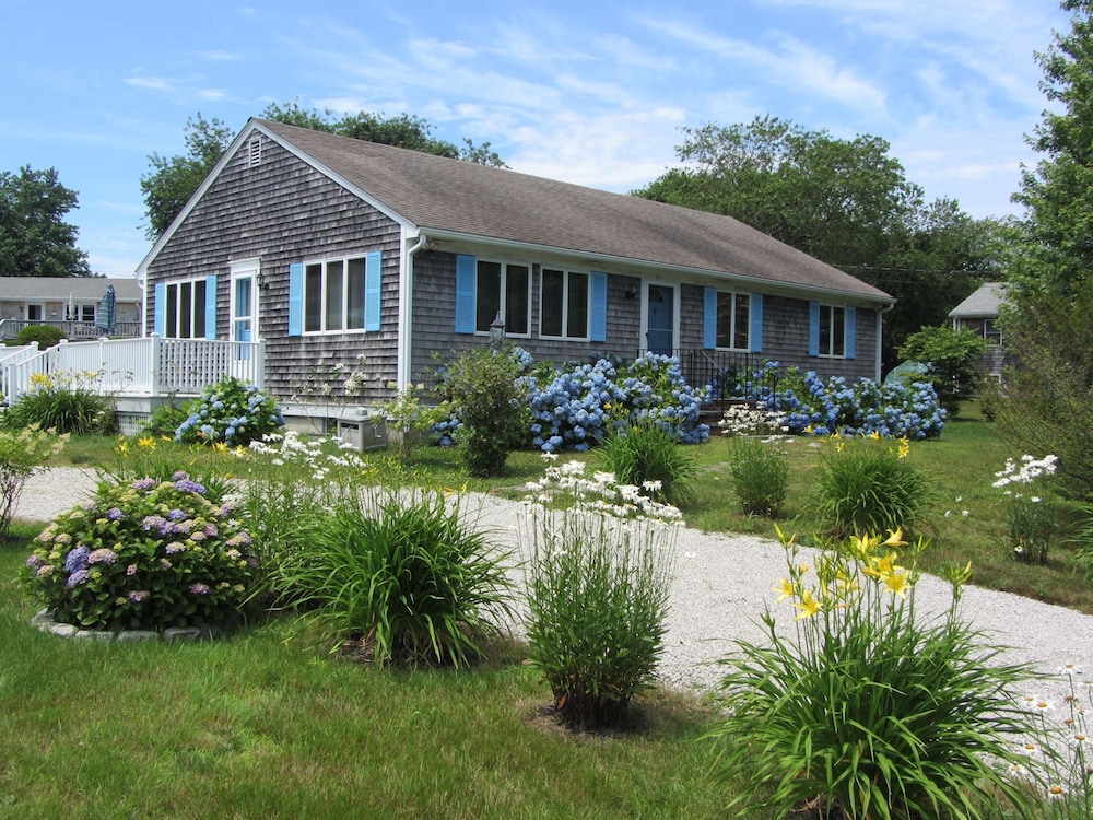 Comfortable Coastal Cottage surrounded by gardens 3 min. from South