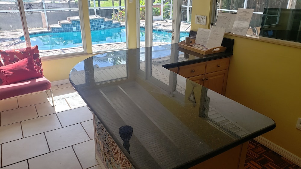 Private Waterfall Pool, Large Lanai,  Wifi, No MGMT Fees!