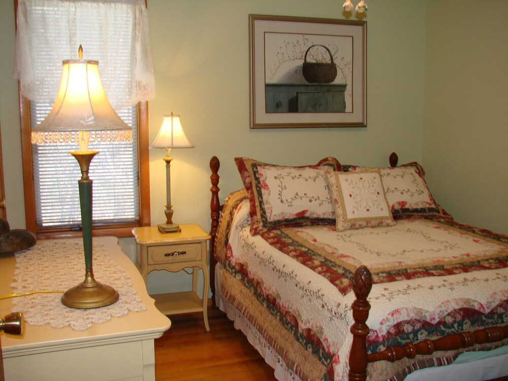 Ditch Plains Walk to Beach New Kitchen, Bath, & Bedrooms Montauk