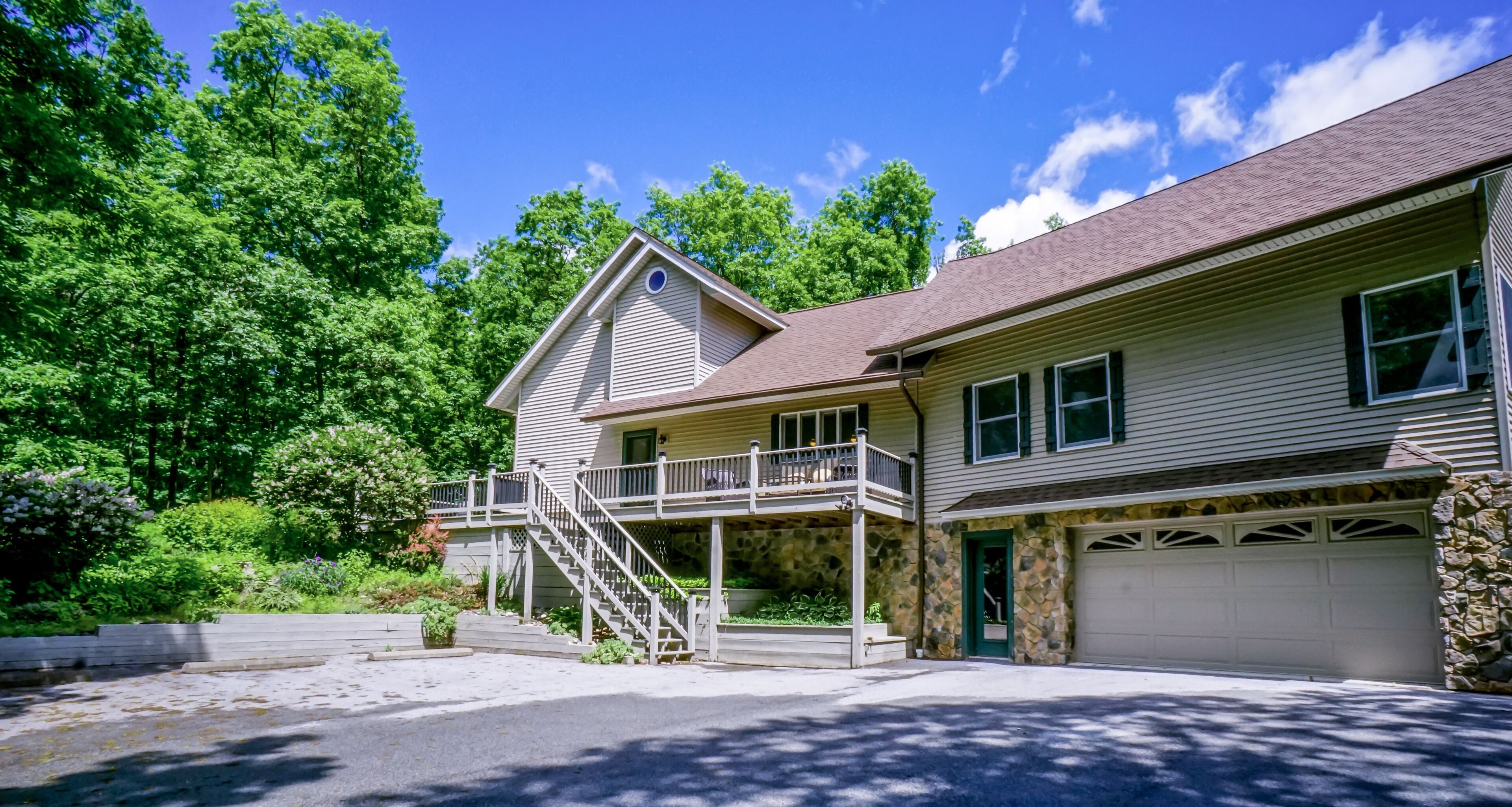 Secluded Luxury  Home On 5  Acres With Hot Tub - Great For Families & Groups in Poughkeepsie, United States