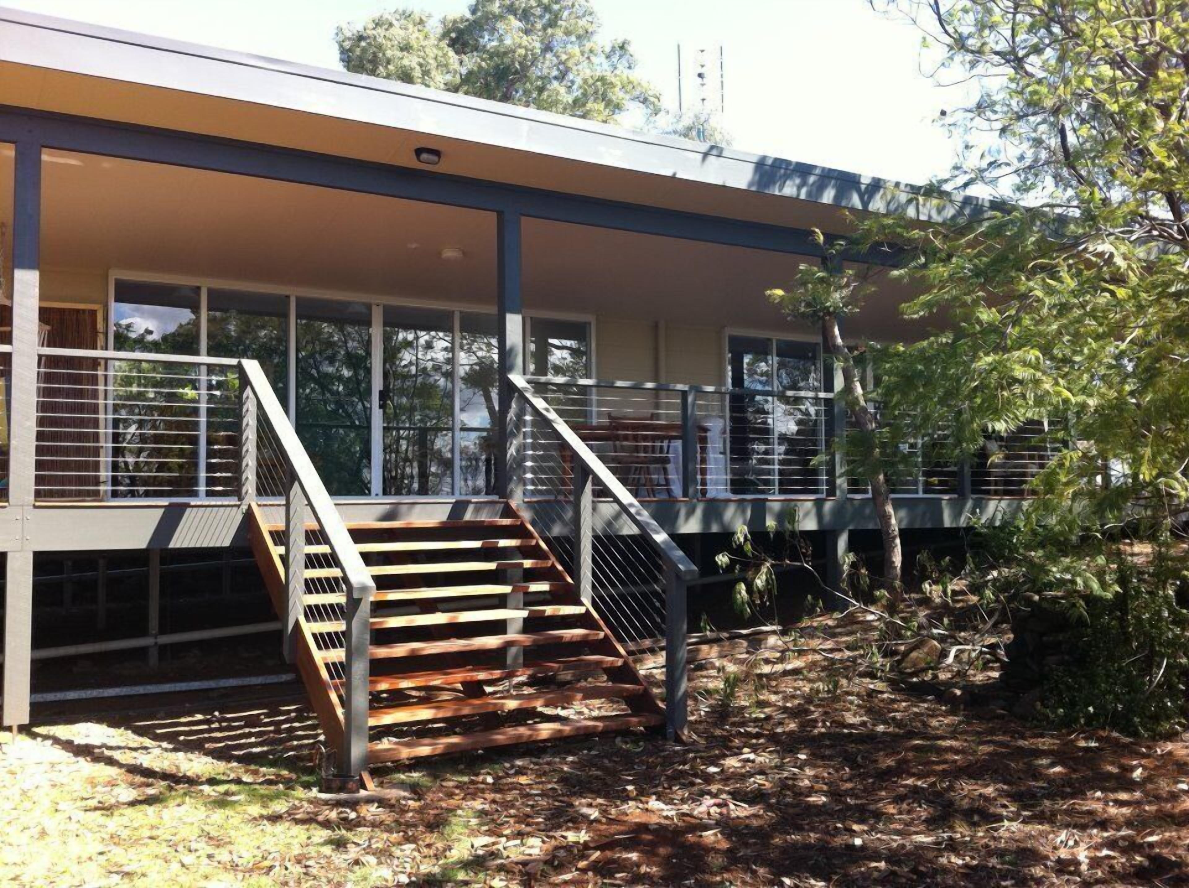 Earth Studio with shared kitchen, short drive to Zoo, rural setting