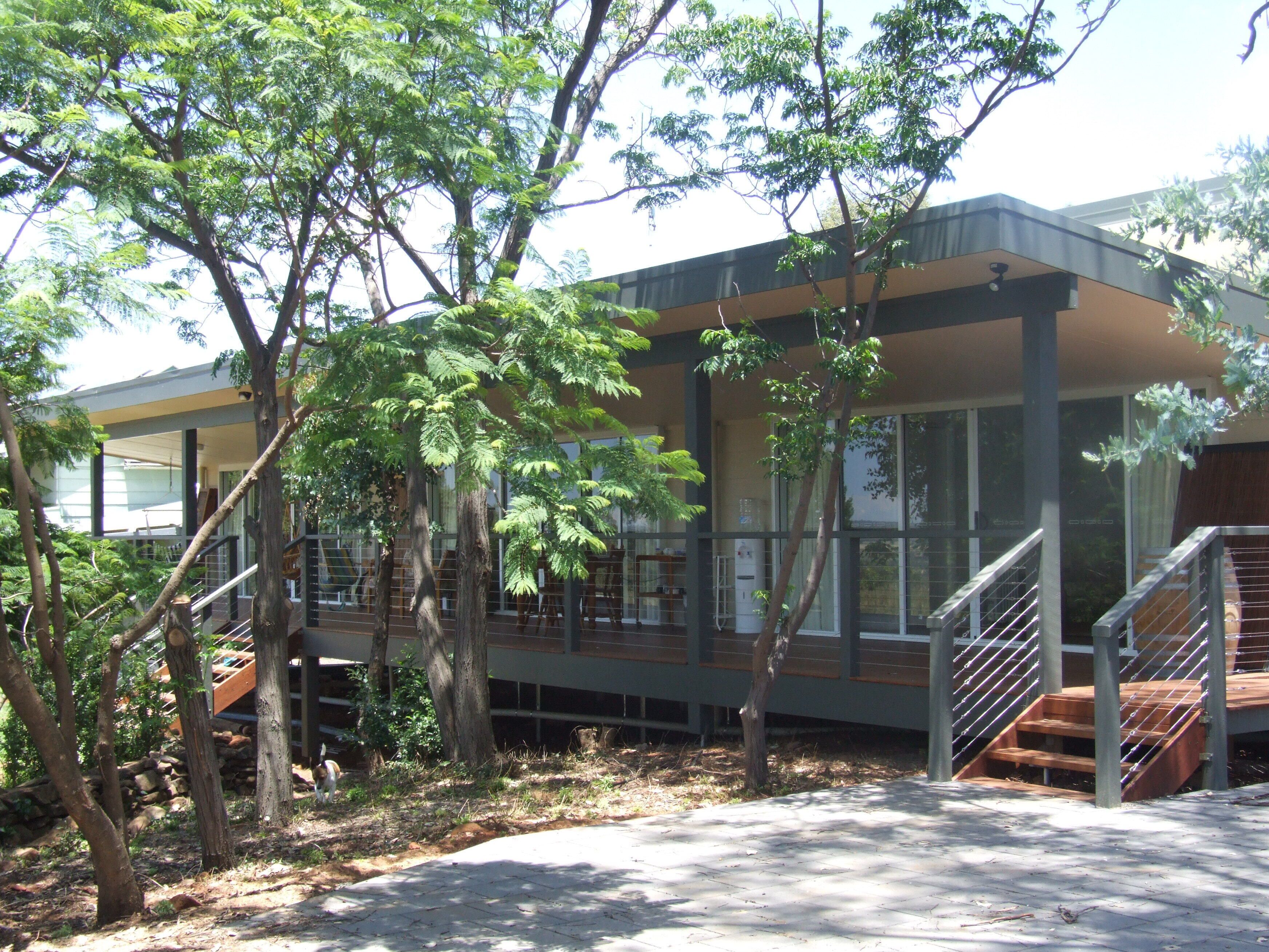 Earth Studio with shared kitchen, short drive to Zoo, rural setting