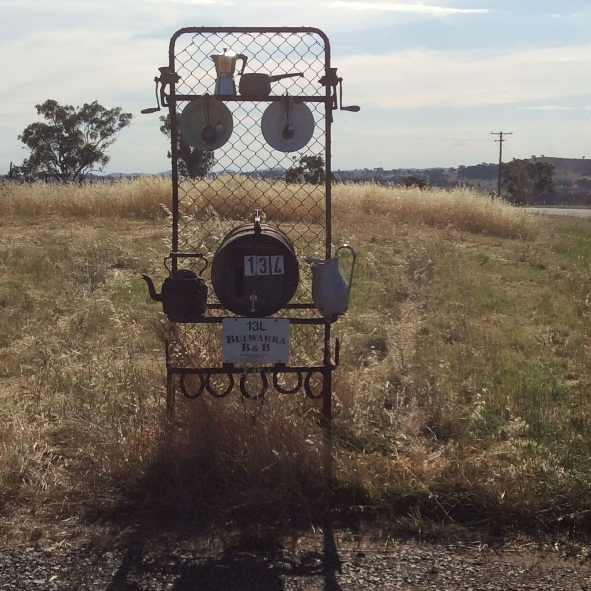 Earth Studio with shared kitchen, short drive to Zoo, rural setting