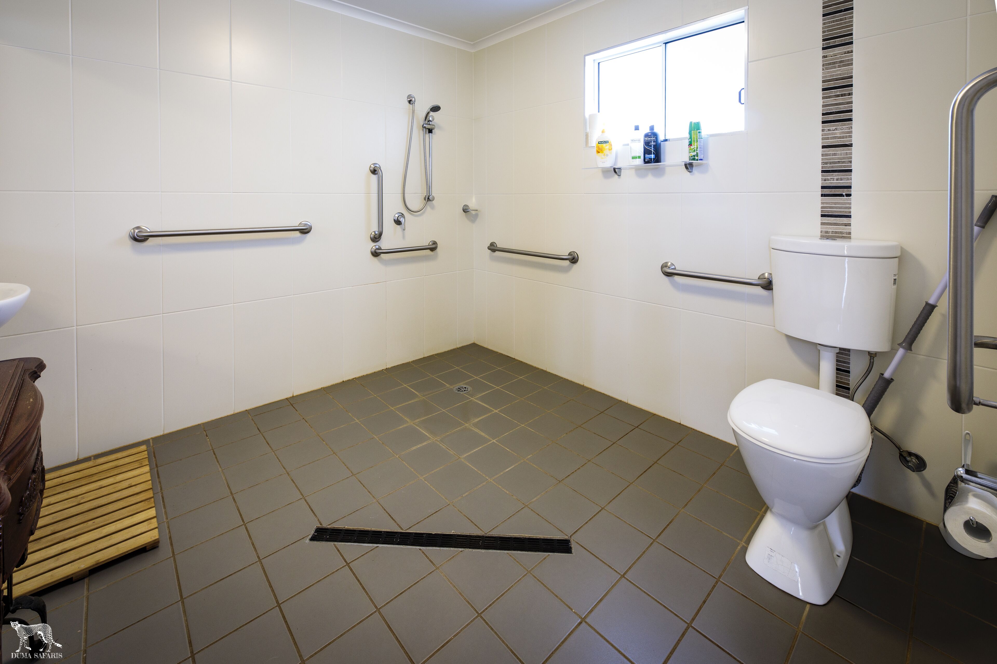 Earth Studio with shared kitchen, short drive to Zoo, rural setting