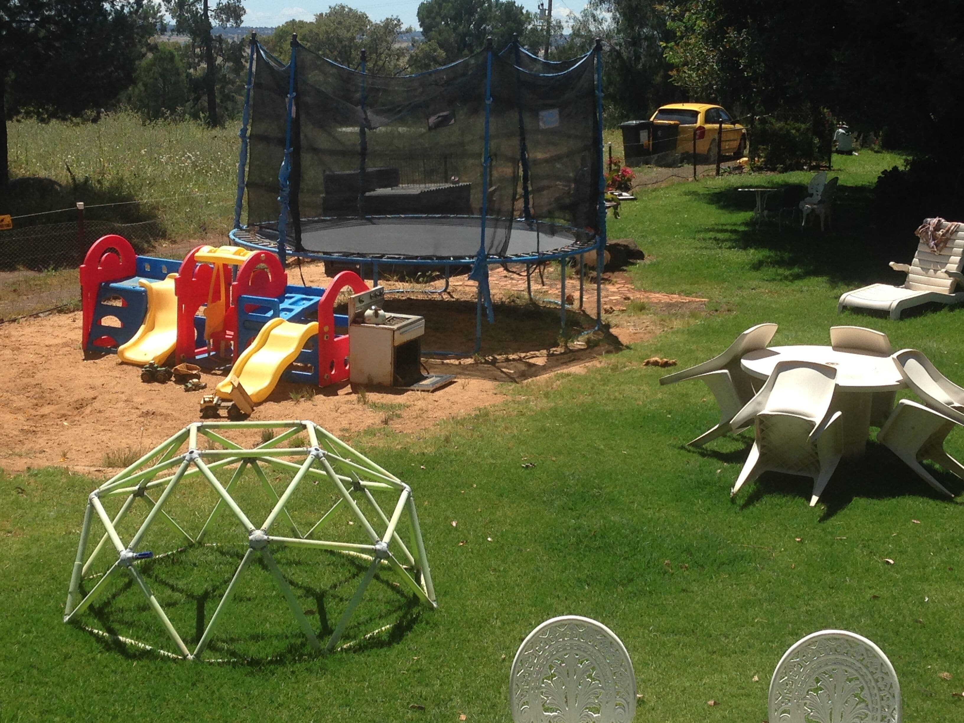 Earth Studio with shared kitchen, short drive to Zoo, rural setting