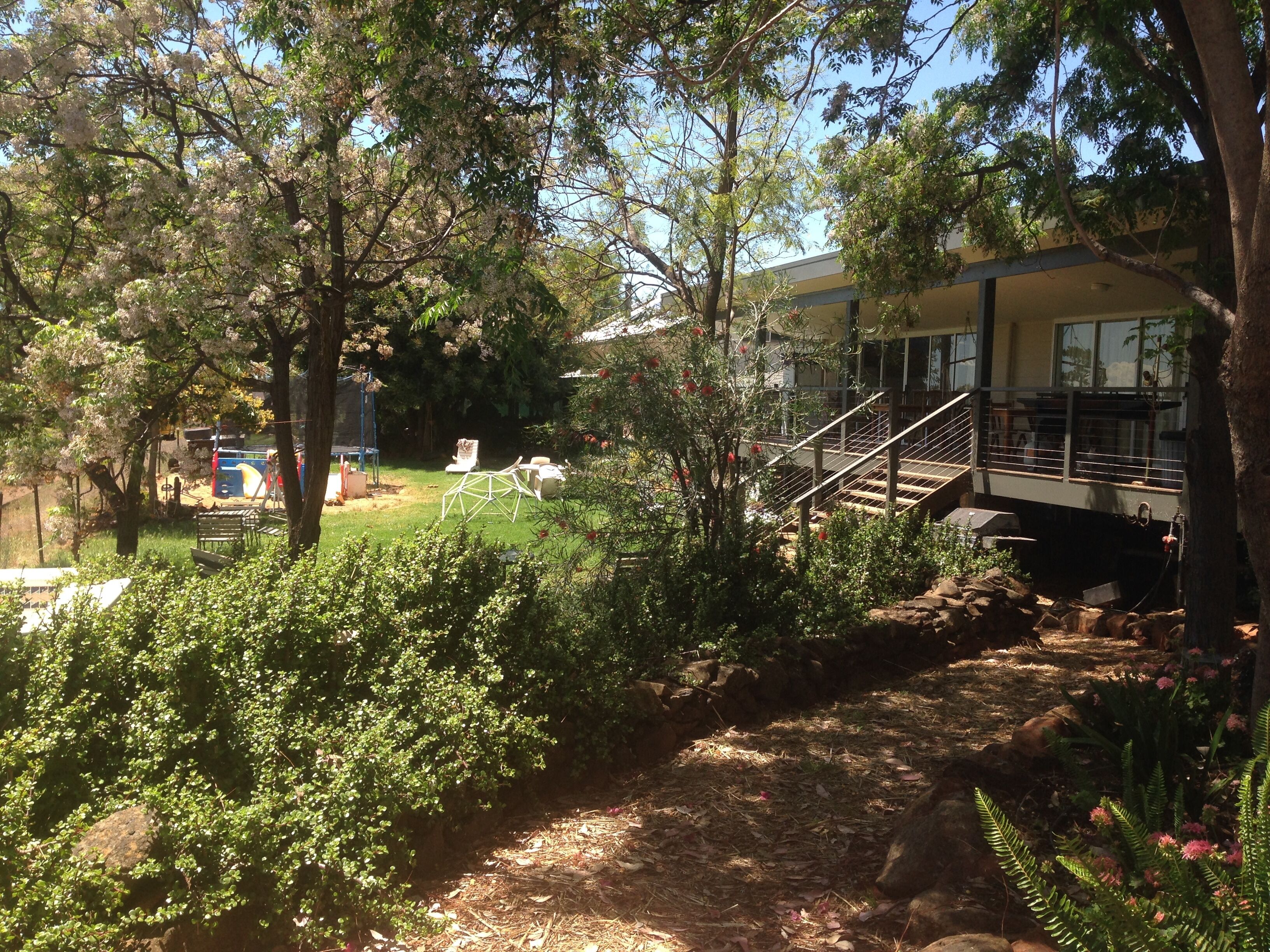 Earth Studio with shared kitchen, short drive to Zoo, rural setting