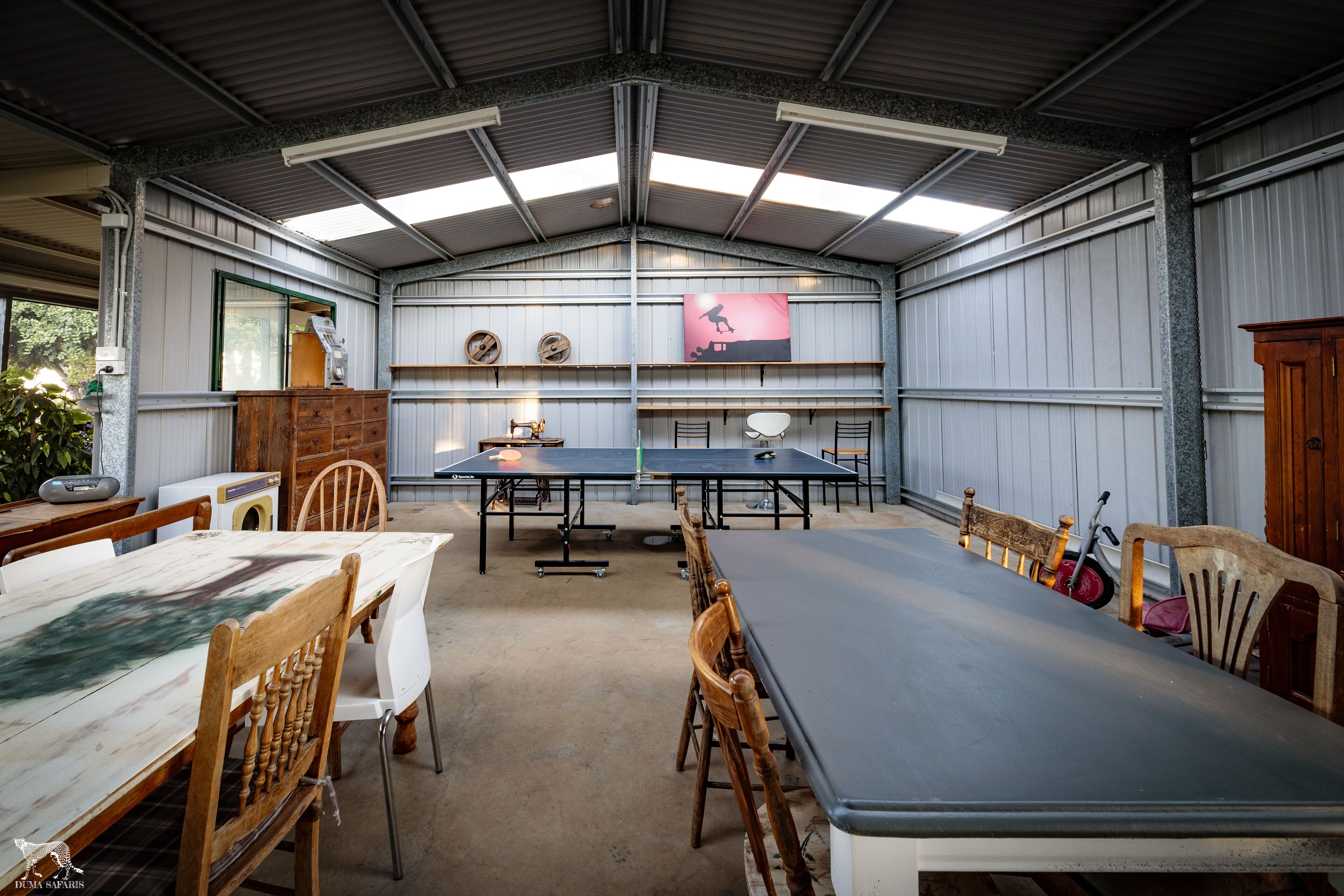 Earth Studio with shared kitchen, short drive to Zoo, rural setting