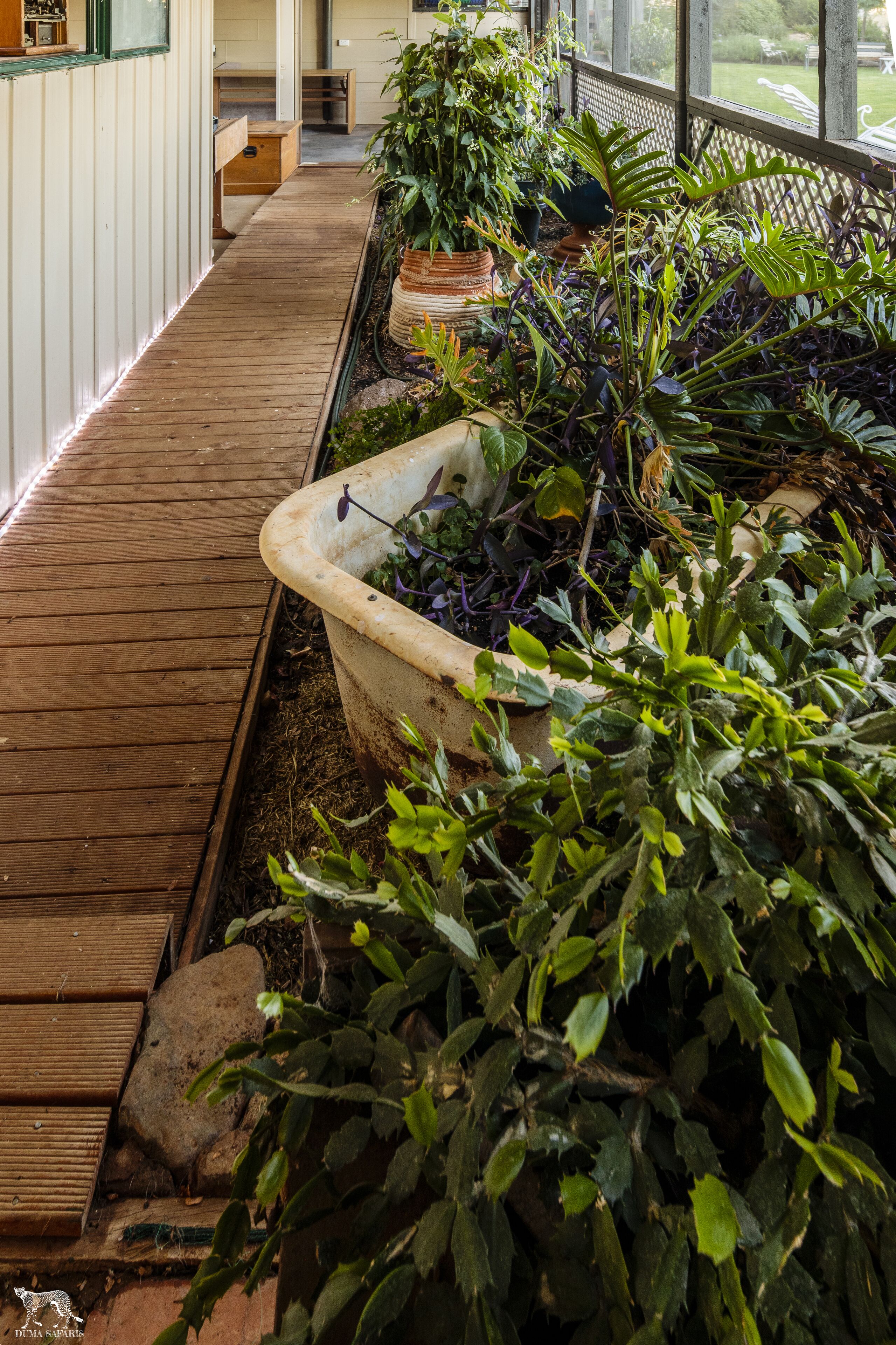 Earth Studio with shared kitchen, short drive to Zoo, rural setting