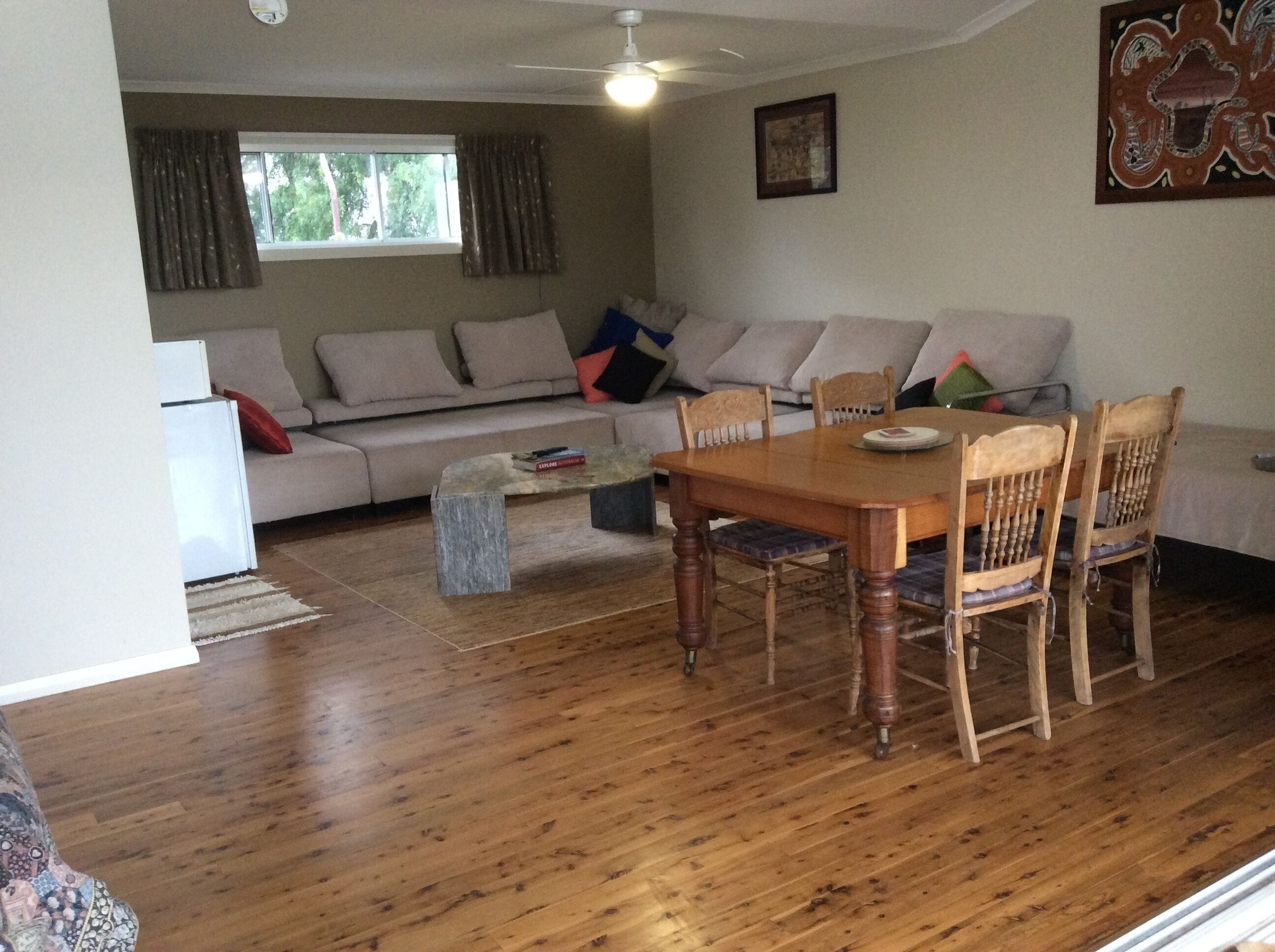 Earth Studio with shared kitchen, short drive to Zoo, rural setting