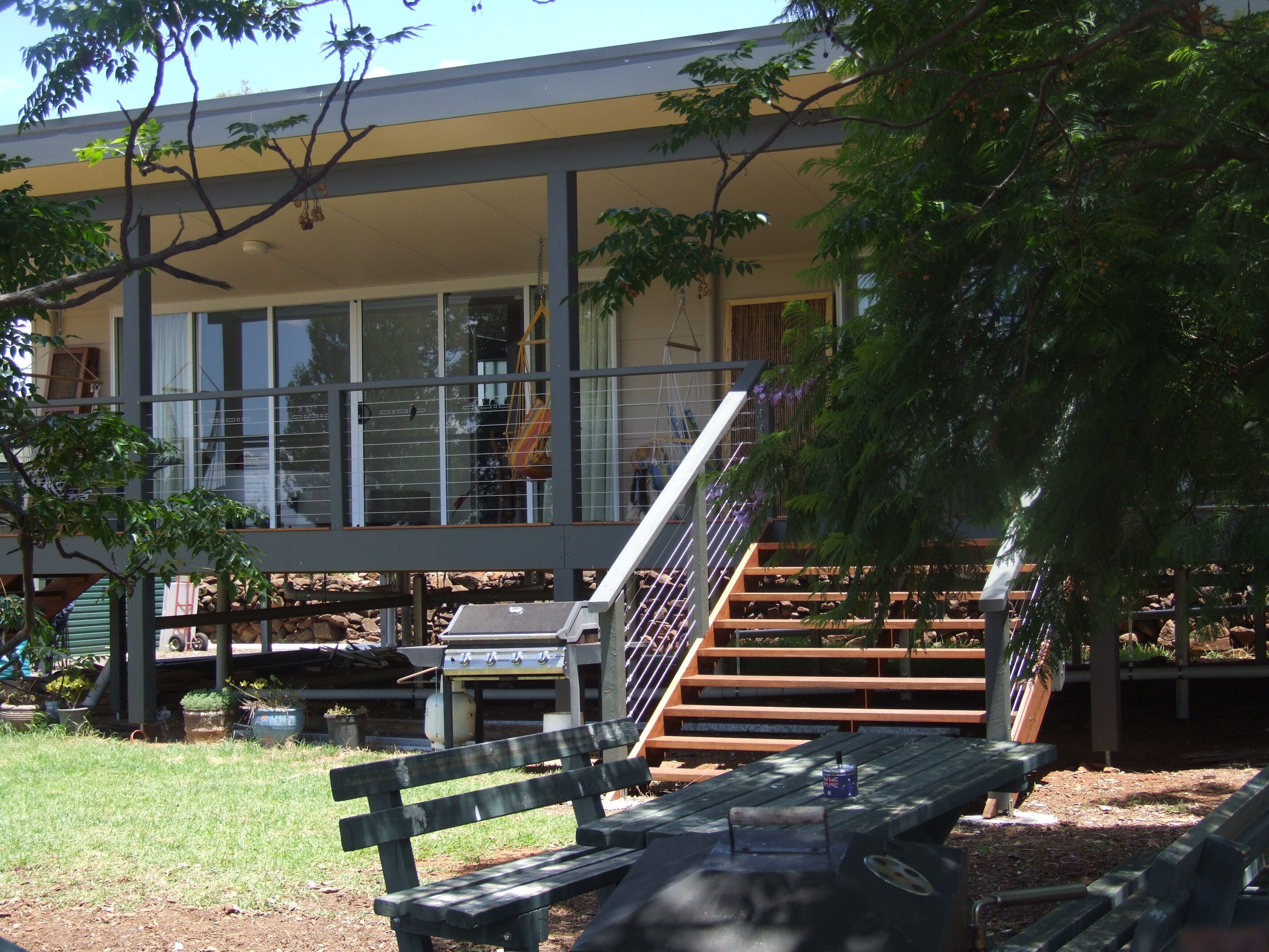 Earth Studio with shared kitchen, short drive to Zoo, rural setting