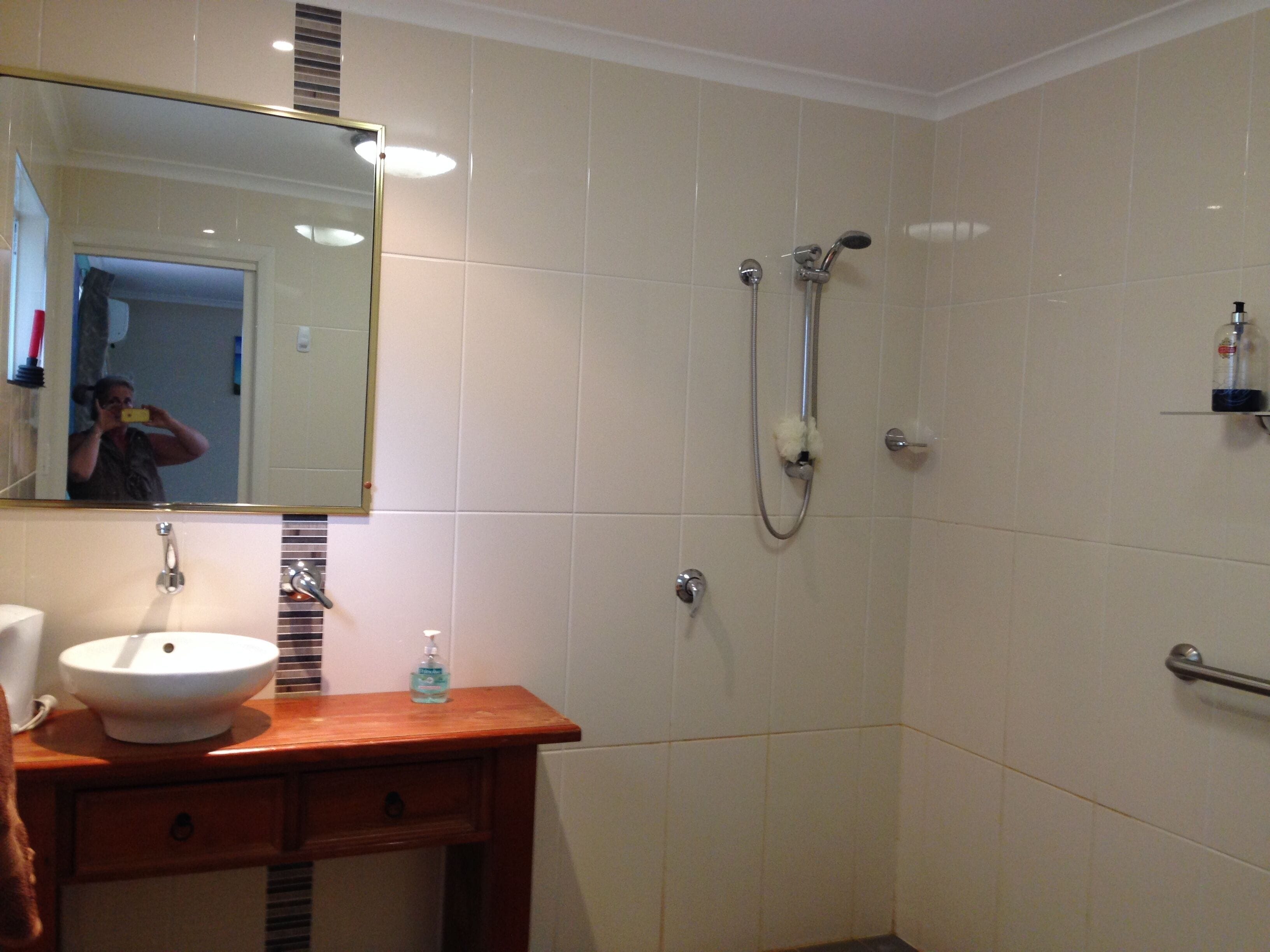 Earth Studio with shared kitchen, short drive to Zoo, rural setting