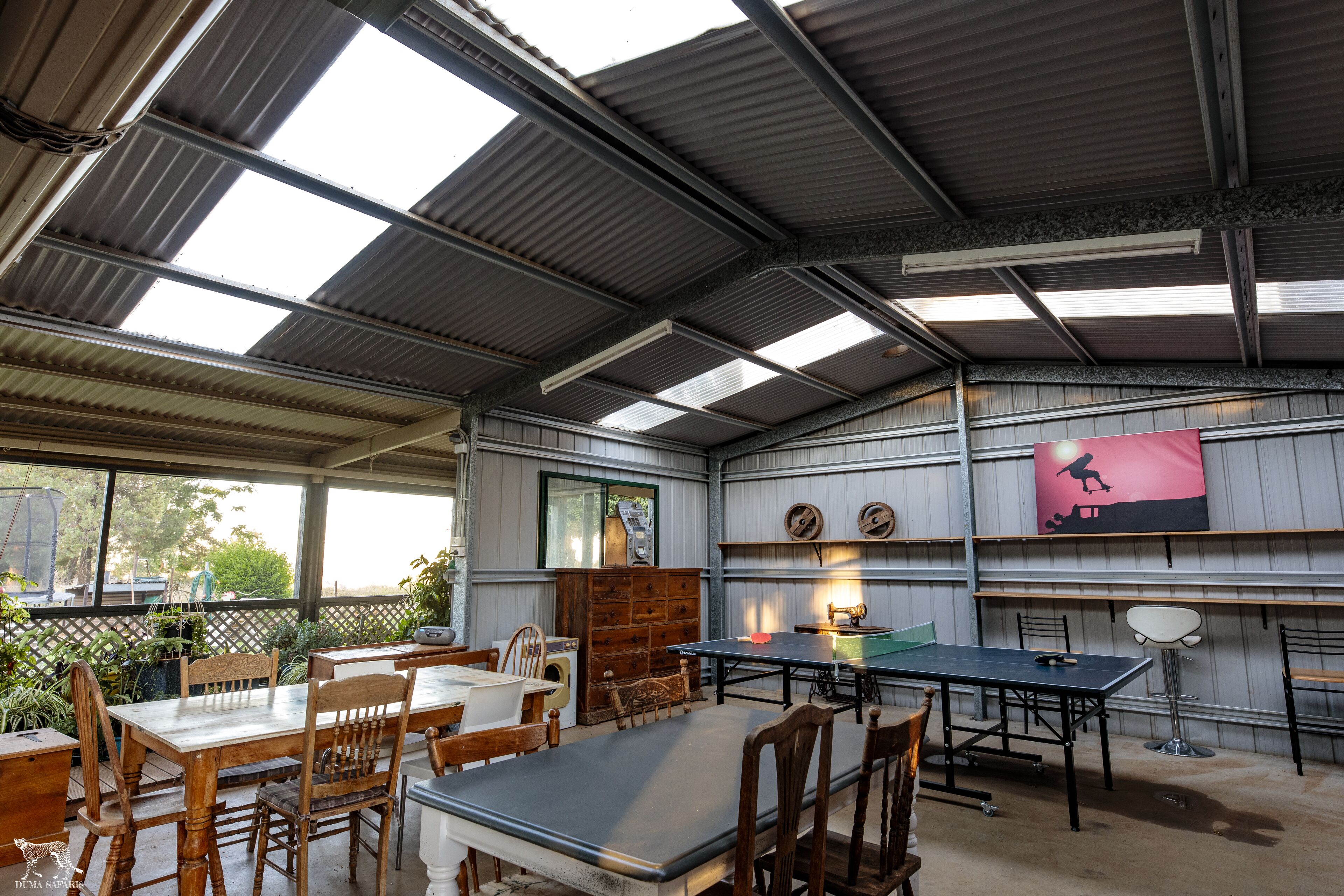 Earth Studio with shared kitchen, short drive to Zoo, rural setting