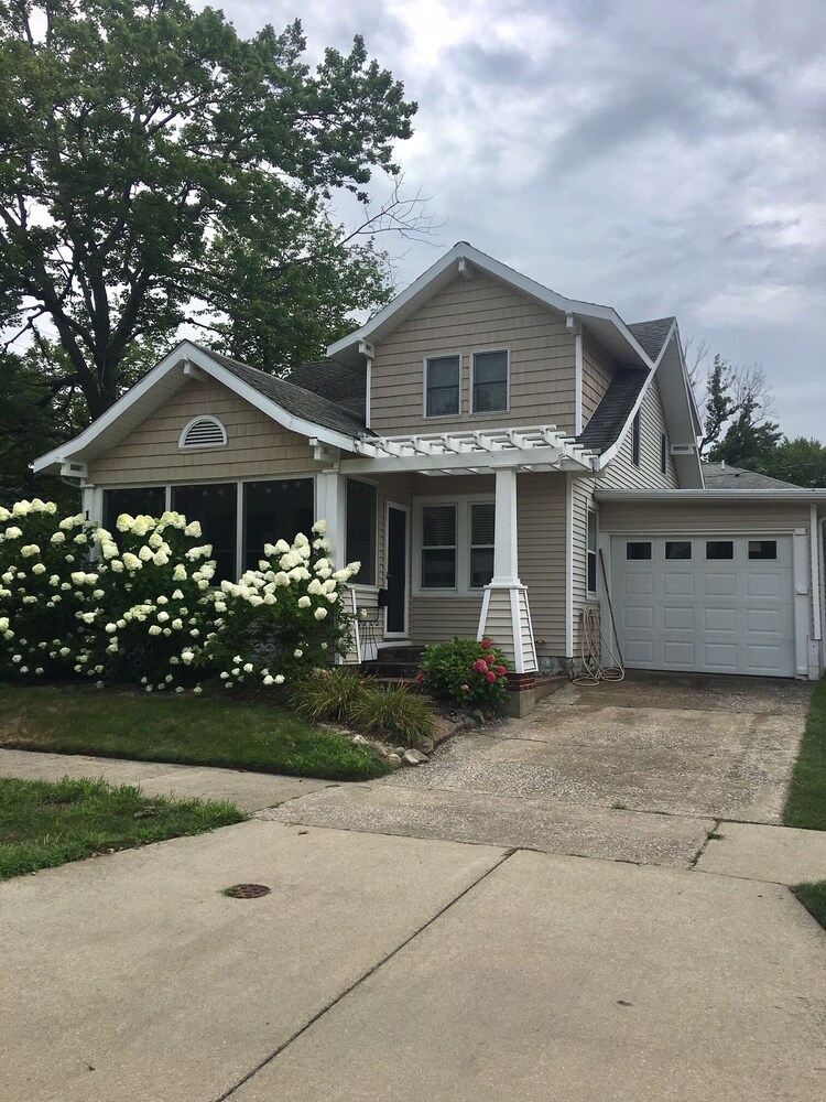Adorable Beach Bungalow Awesome location! RARE OPENINGS July 2023