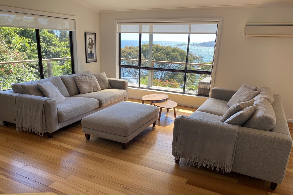 HIDDEN HAVEN Secluded waterfront property at Binalong Bay on the Bay