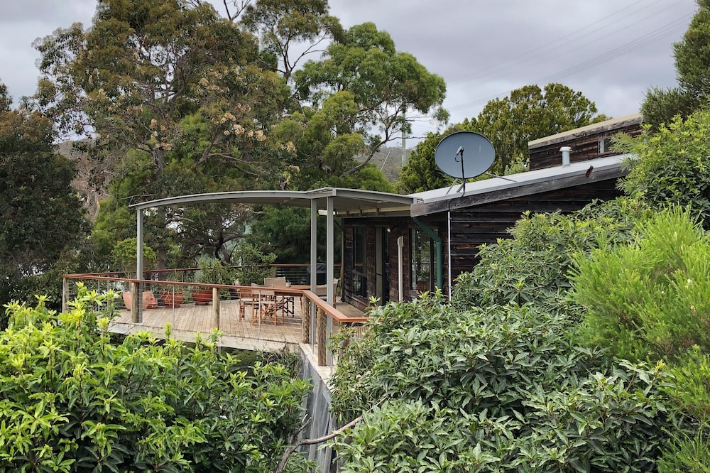 HIDDEN HAVEN Secluded waterfront property at Binalong Bay on the Bay