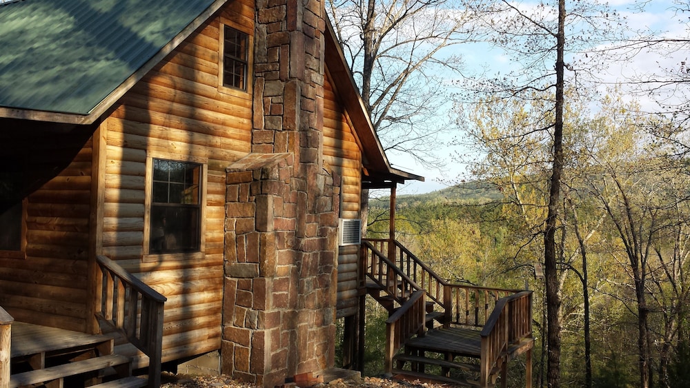 Secluded River Cabin Retreat with Outdoor Bathhouse and Kayaks in Caddo