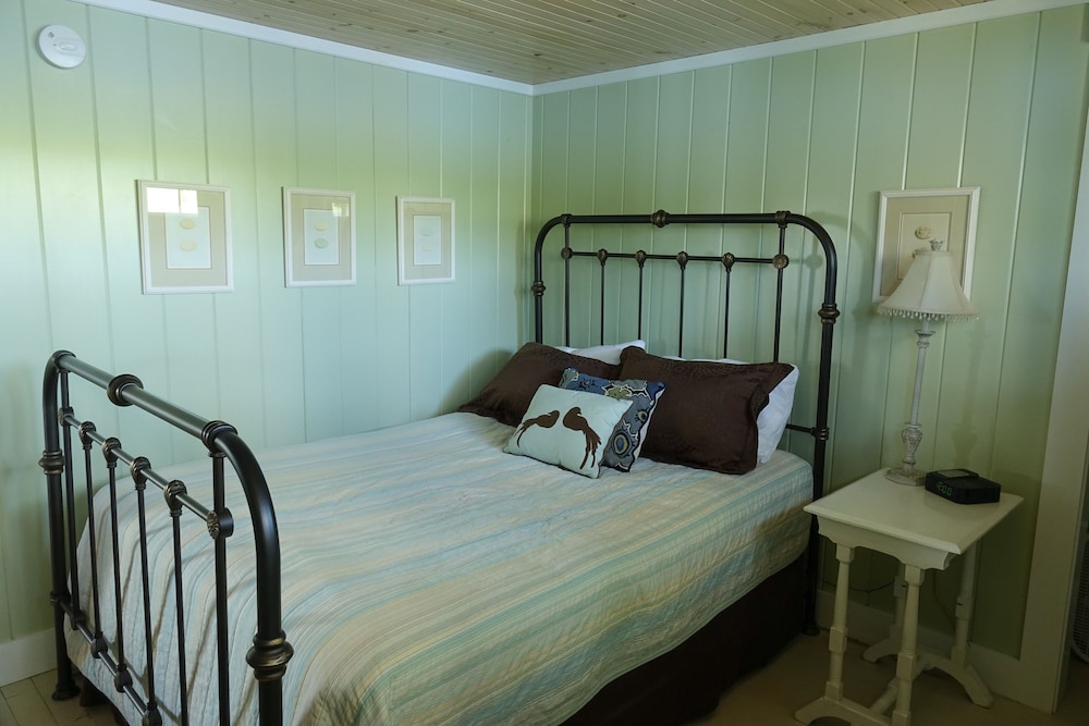 Updated lake cottage right on Damariscotta Lake. Nobleboro Vrbo