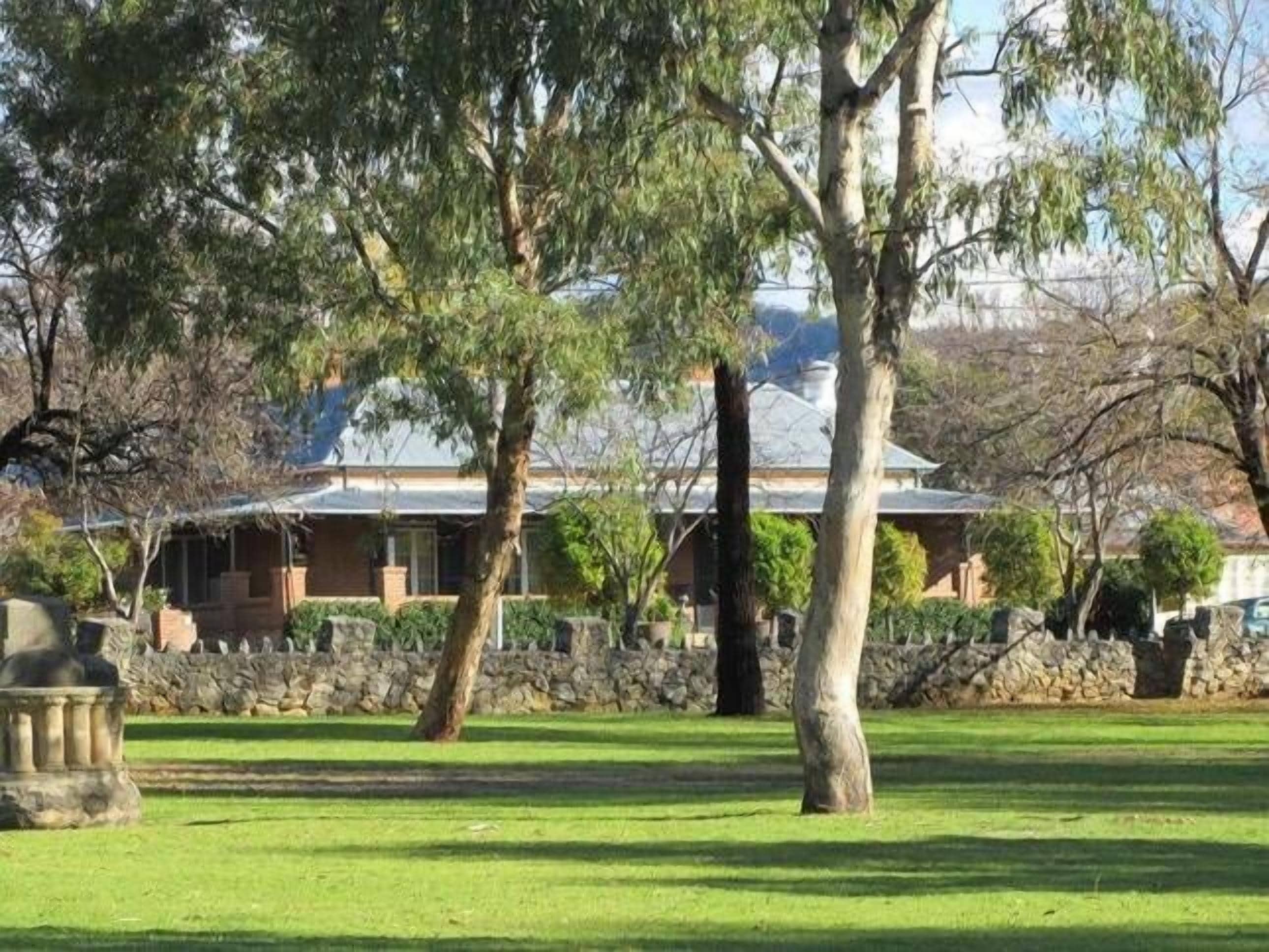 CAWARRA ON THE PARK - HISTORIC ELEGANT HOME GROUP ACCOMMODATION, HEART OF MUDGEE