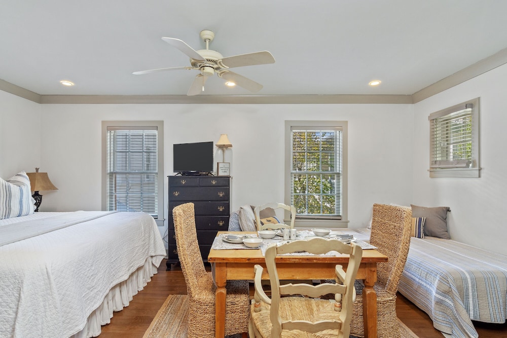* Charming Carriage House located in Rosemary Beach *Pet Friendly
