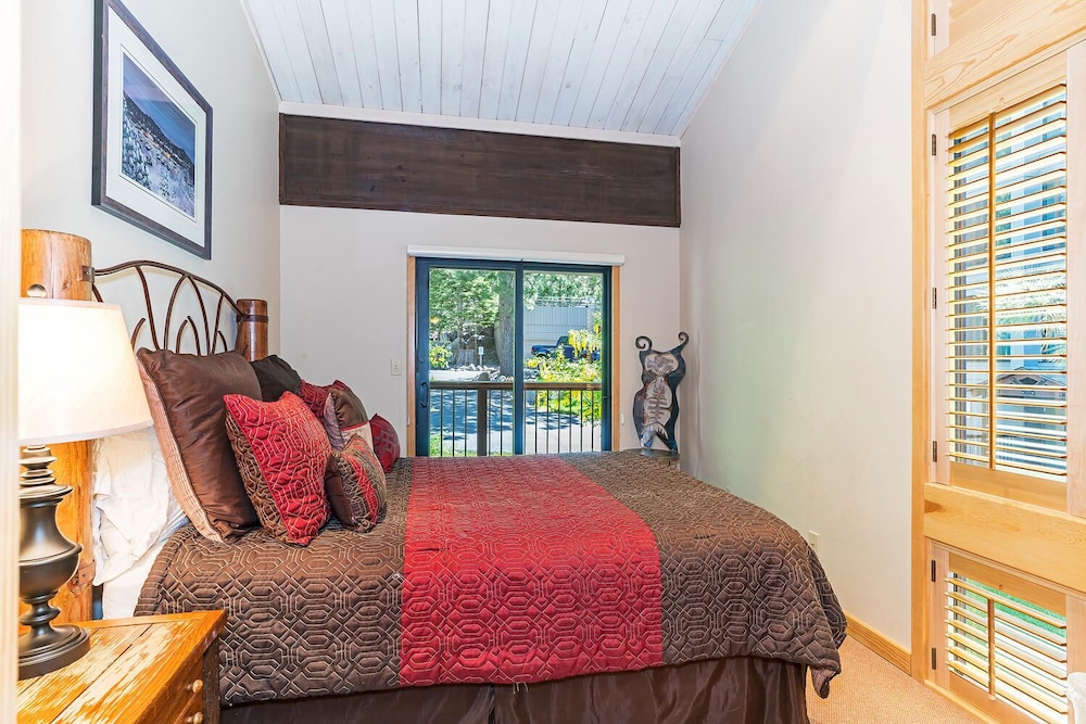 Luxury Lakefront Townhome with Year Round Hot Springs Heated Pool