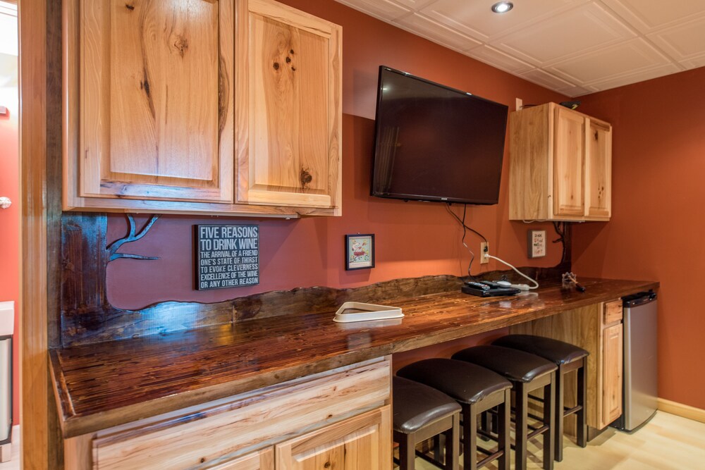 Luxurious pet friendly cabin with fenced yard! Close proximity to hiking and activities