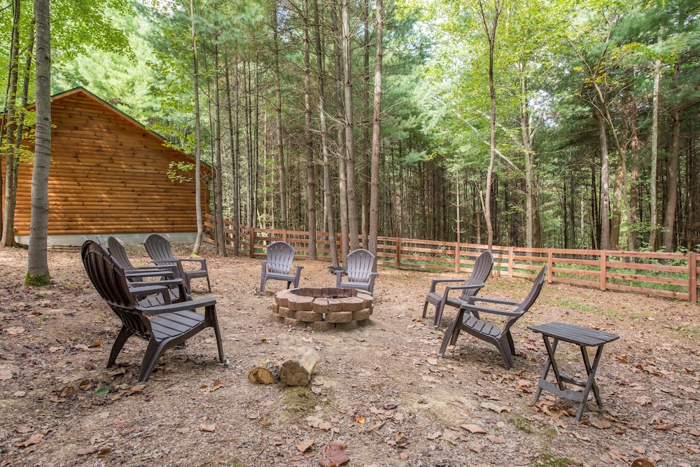 Luxurious pet friendly cabin with fenced yard! Close proximity to