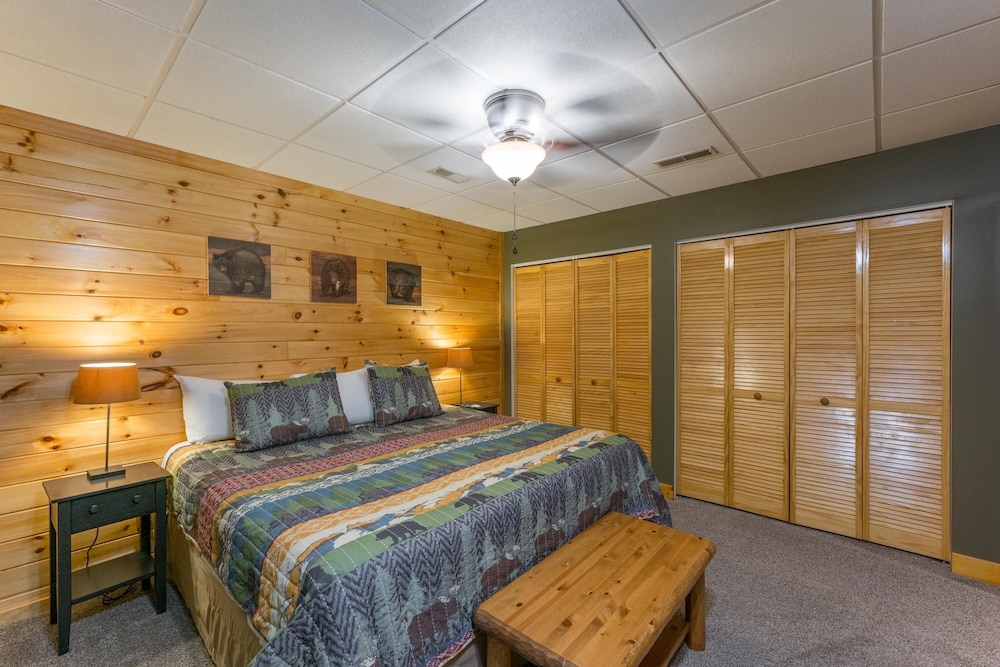 Luxurious pet friendly cabin with fenced yard! Close proximity to