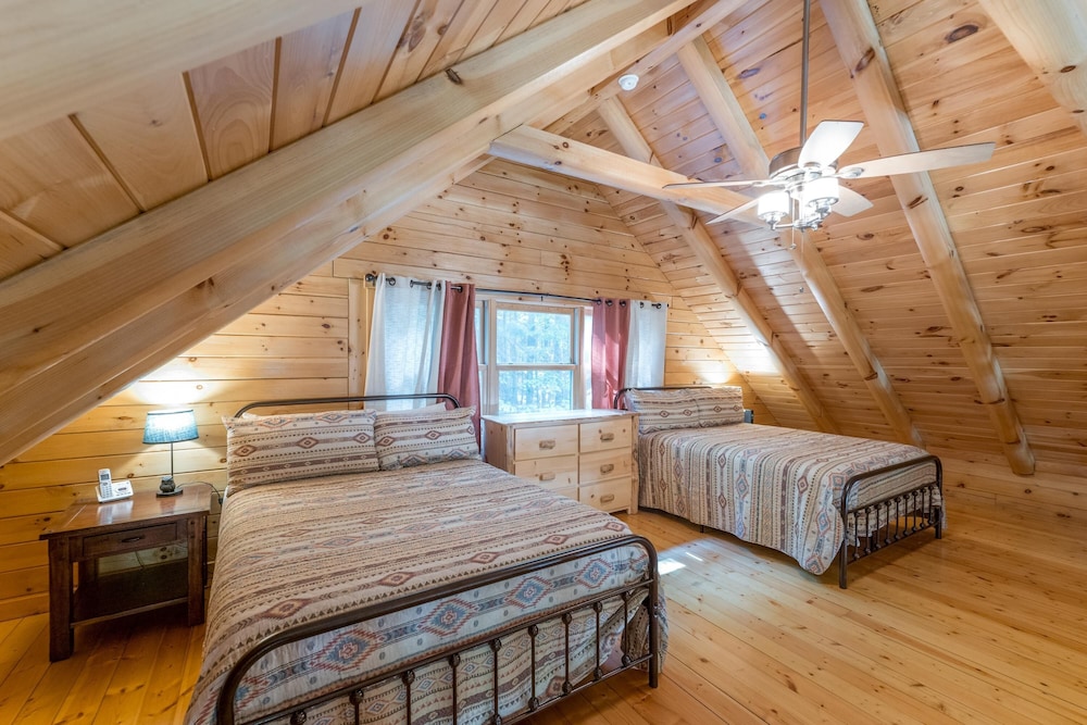 Luxurious pet friendly cabin with fenced yard! Near hiking and