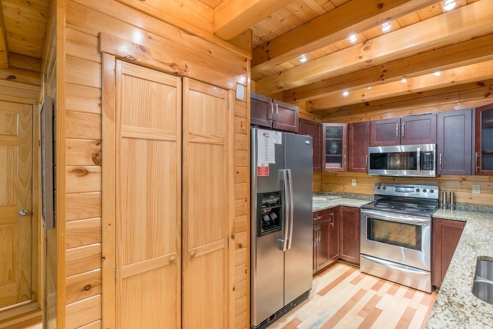 Luxurious pet friendly cabin with fenced yard! Close proximity to