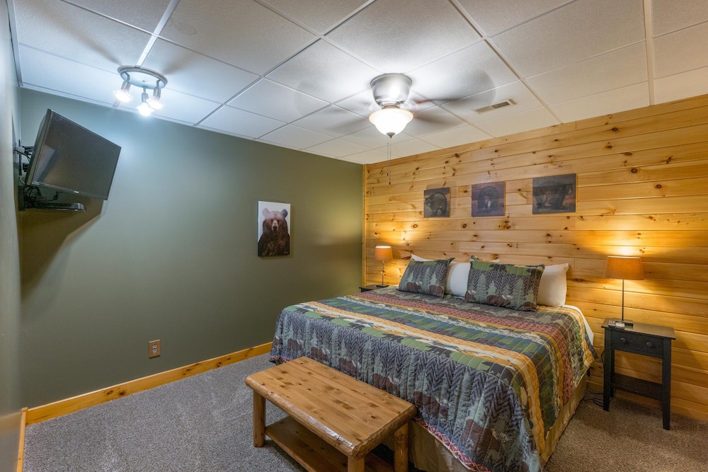 Luxurious pet friendly cabin with fenced yard! Close proximity to