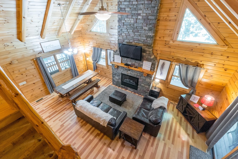 Luxurious pet friendly cabin with fenced yard! Close proximity to