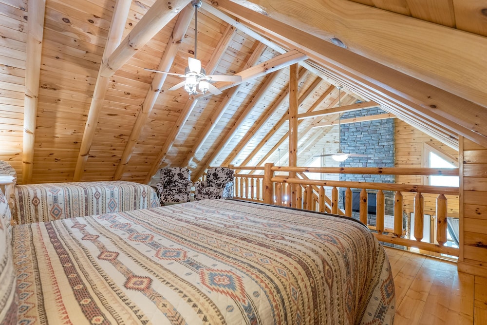 Luxurious pet friendly cabin with fenced yard! Close proximity to