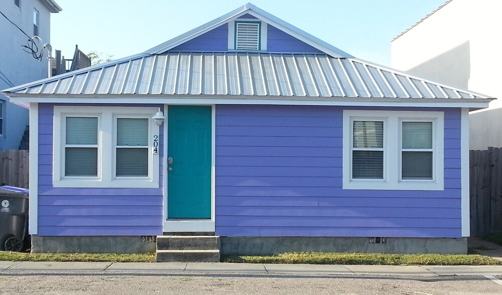 Cutest Cottage Steps from the Beach - All Linens and Towels Provided!