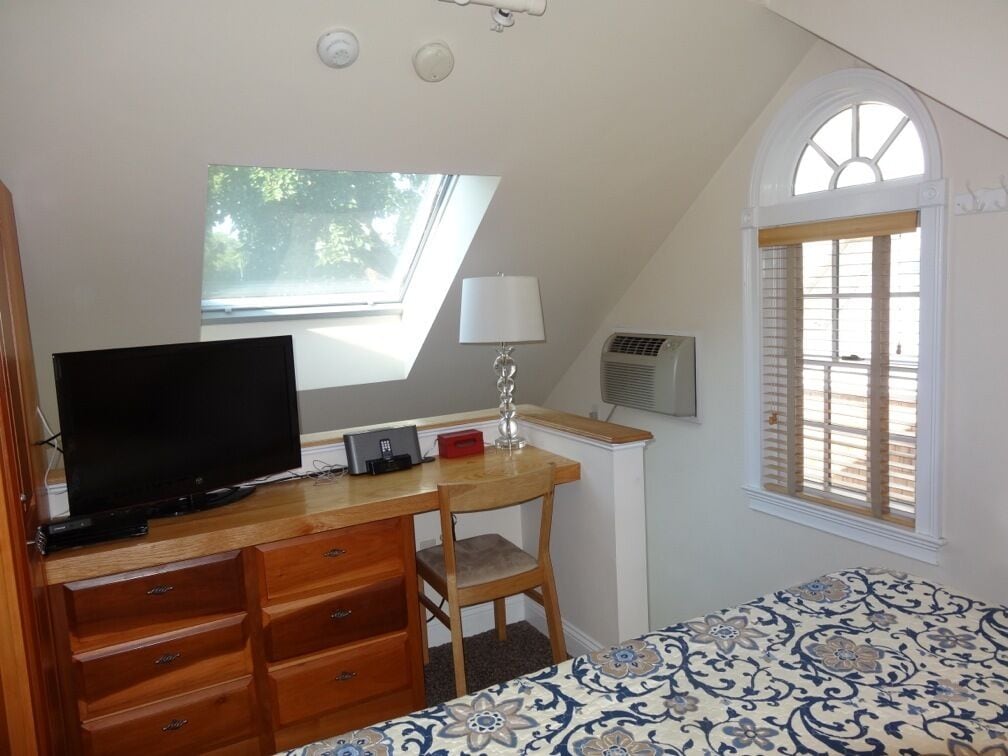 CENTER OF TOWN: 1 Bedroom, 1 Bath, WiFi, King-size Tempur-Pedic in Provincetown, United States